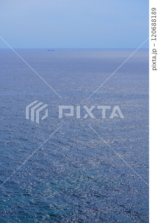 白浜三段壁から見る水平線1 120688189