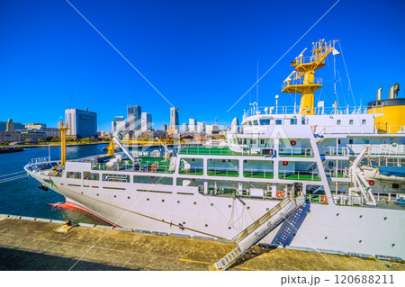 日本の横浜都市景観　みなとみらいの街や横浜大さん橋に接岸した航海練習船・大成丸などを望む＝28日 120688211