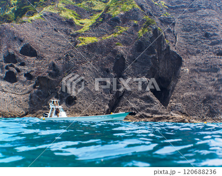 ヒリゾ浜渡船の漁船の美しい半水面撮影 安全な水域から船着き場に着眼するところ見ている 中木ヒリゾ浜 120688236