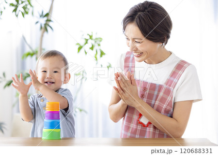 保育士と遊ぶ保育園児 120688331