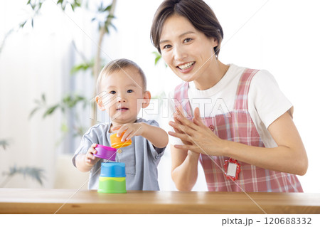 保育士と遊ぶ保育園児 保育士と遊ぶ保育園児 120688332