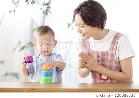 保育士と遊ぶ保育園児 120688333