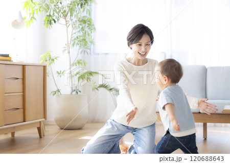 リビングで寛ぐ親子 120688643
