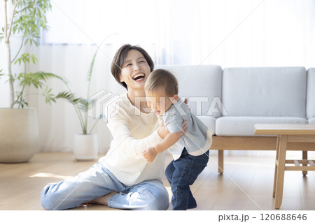 リビングで寛ぐ親子 120688646