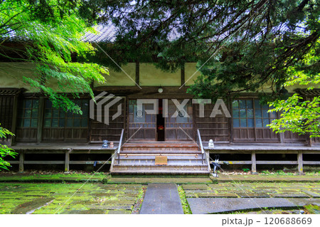 河童のお寺としての由来がある栖足寺（せいそくじ）。700年の歴史がある。 苔むした境内は趣がある。 120688669
