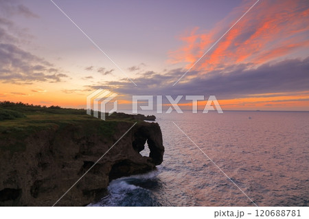 【沖縄県】万座毛の夕焼け 【沖縄県】万座毛の夕焼け 120688781