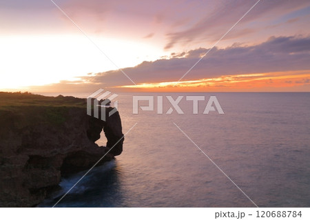 【沖縄県】万座毛の夕焼け 120688784