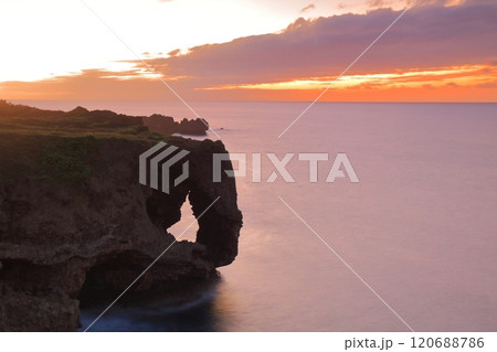 【沖縄県】万座毛の夕焼け 120688786