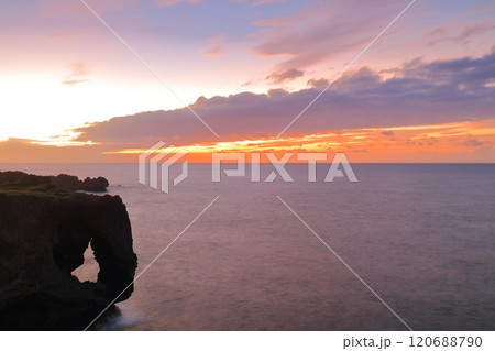 【沖縄県】万座毛の夕焼け 【沖縄県】万座毛の夕焼け 120688790