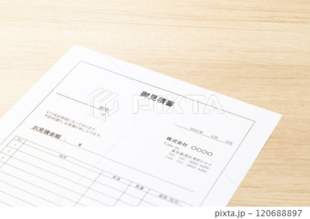 デスクに置かれた見積り書 120688897