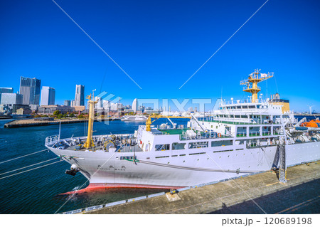 日本の横浜都市景観　風力発電やみなとみらいの街、大さん橋に接岸した航海練習船大成丸などを望む＝28日 120689198