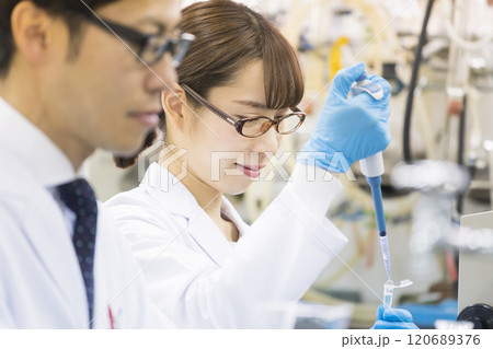 研究　開発　実験イメージ　マイクロピペット 120689376