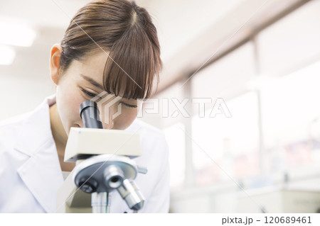 研究 開発 実験イメージ 顕微鏡をのぞく若い女性研究員 研究 開発 実験イメージ 顕微鏡をのぞく若い女性研究員 120689461