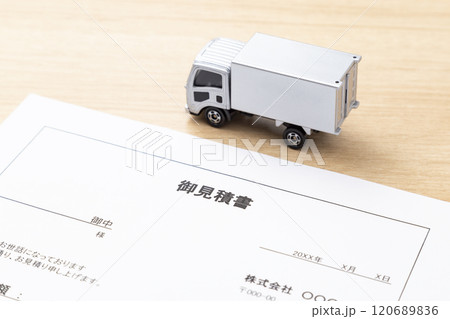 デスクに置かれた見積り書とトラック デスクに置かれた見積り書とトラック 120689836