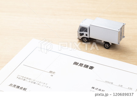 デスクに置かれた見積り書とトラック 120689837