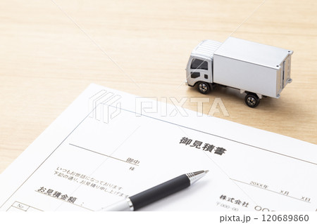 デスクに置かれた見積り書とトラック デスクに置かれた見積り書とトラック 120689860