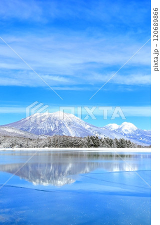 冬の霊仙寺湖 120689866