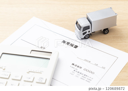 デスクに置かれた見積り書とトラック 120689872
