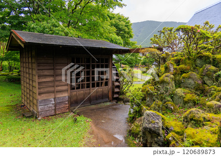 趣ある水車小屋。幹線道路沿いにある道の駅「天城越え」。伊豆半島伊豆市 120689873