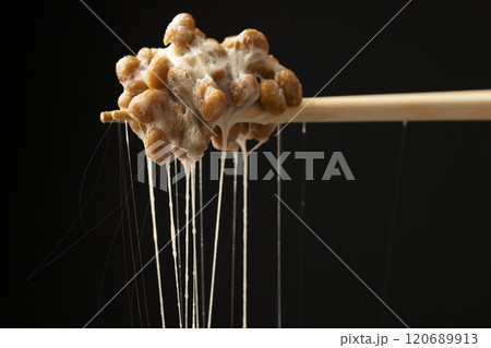納豆　糸をひく納豆　箸で納豆を持ち上げる 120689913