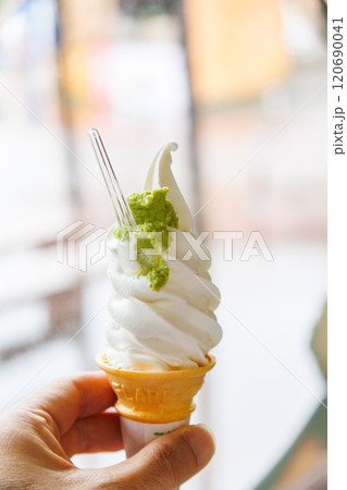 天城名物のわさびをたっぷりと乗せた、わさびソフトクリーム。 幹線道路沿いにある道の駅「天城越え」。 120690041