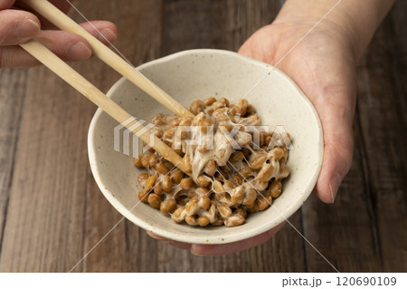 納豆　小鉢を持って納豆を混ぜる 120690109