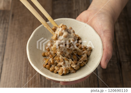 納豆　小鉢を持って納豆を混ぜる 120690110