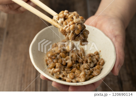 納豆　小鉢を持って納豆を混ぜる 120690114