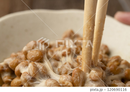納豆　小鉢を持って納豆を混ぜる 120690116