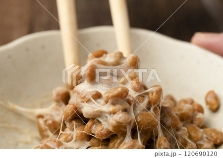 納豆　小鉢を持って納豆を混ぜる 120690120