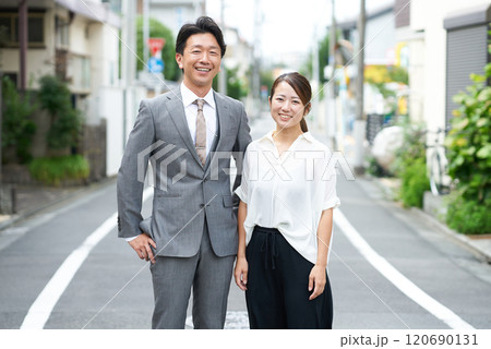 ビジネスマンとビジネスウーマンのポートレート ビジネスマンとビジネスウーマンのポートレート 120690131
