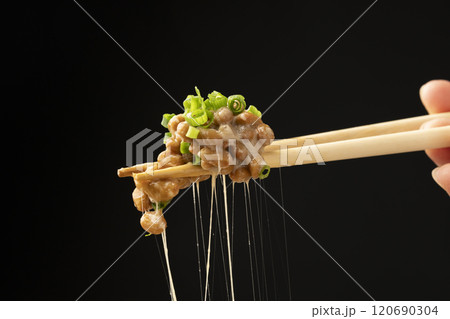 納豆 糸をひく納豆 箸で納豆を持ち上げる 納豆 糸をひく納豆 箸で納豆を持ち上げる 120690304