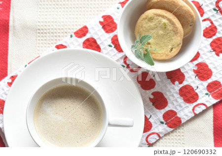 ふわふわミルクたっぷりのホットカフェラテとピスタチオのクッキー 120690332