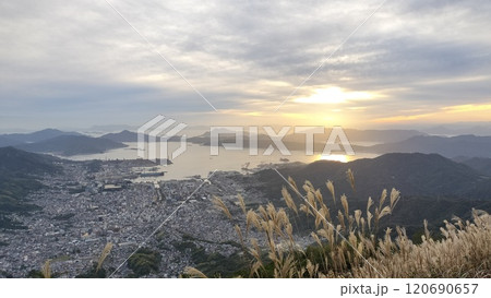 広島 呉の夕陽 120690657