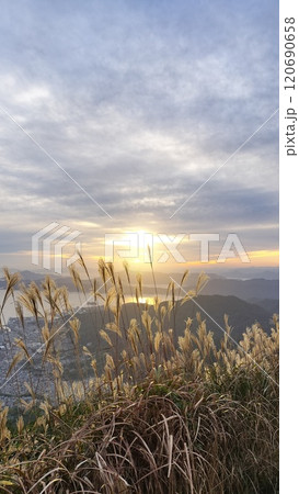 広島 呉の夕陽 120690658
