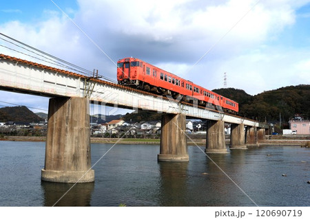 【JR西日本】キハ40形＋キハ47形 快速「ことぶき」（津山線：建部〜福渡） 120690719