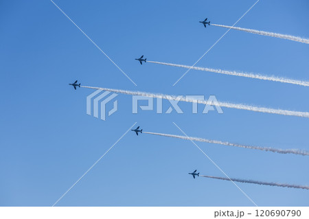 ブルーインパルスの展示飛行 120690790