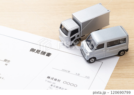 軽貨物車とトラックと見積り書 120690799