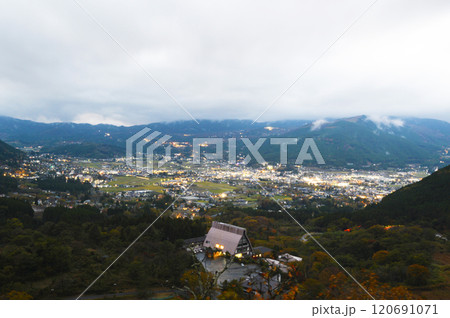雨上がりの湯布院街並み 120691071