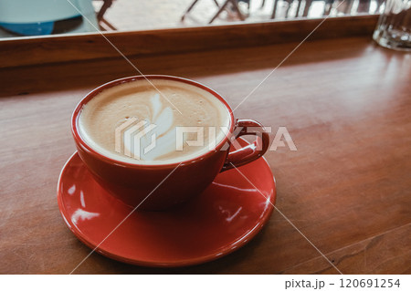 カフェのカウンター席でカフェラテ カフェのカウンター席でカフェラテ 120691254