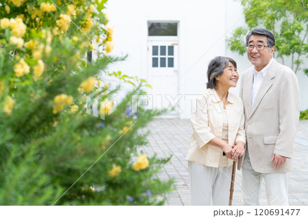 散歩するシニア夫婦 120691477