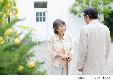 寄り添うシニア夫婦 120691482