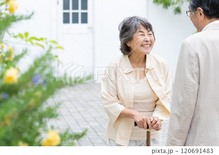 寄り添うシニア夫婦 120691483