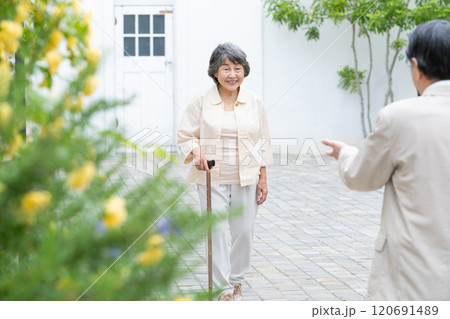 庭で散歩するシニア夫婦 120691489