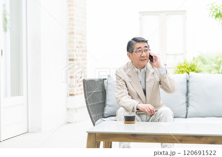 スマートフォンで会話するシニア男性 スマートフォンで会話するシニア男性 120691522