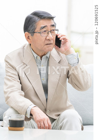 スマートフォンで会話するシニア男性 スマートフォンで会話するシニア男性 120691525