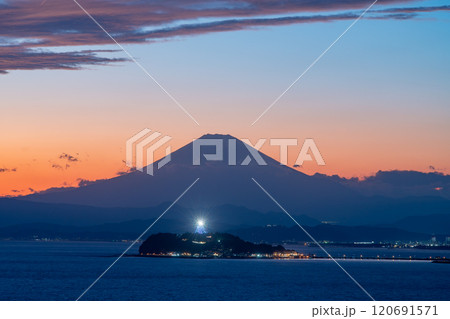 大崎公園から撮影した江ノ島と富士山の夕景 大崎公園から撮影した江ノ島と富士山の夕景 120691571
