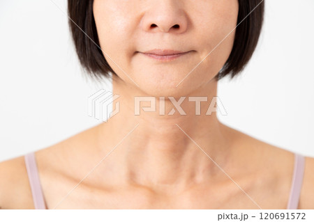 ミドル(50代)女性のスキンケアイメージ白バック ミドル(50代)女性のスキンケアイメージ白バック 120691572
