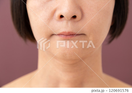 ミドル(50代)女性のスキンケアイメージ パープルバック ミドル(50代)女性のスキンケアイメージ パープルバック 120691576