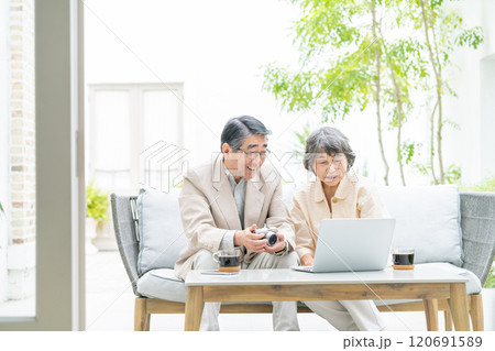 ビデオ通話で話すシニア夫婦　 120691589